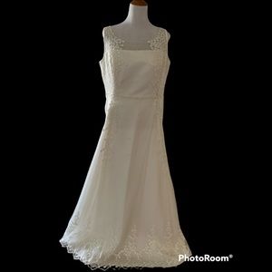 20W David’s bridal Off-white Wedding dress